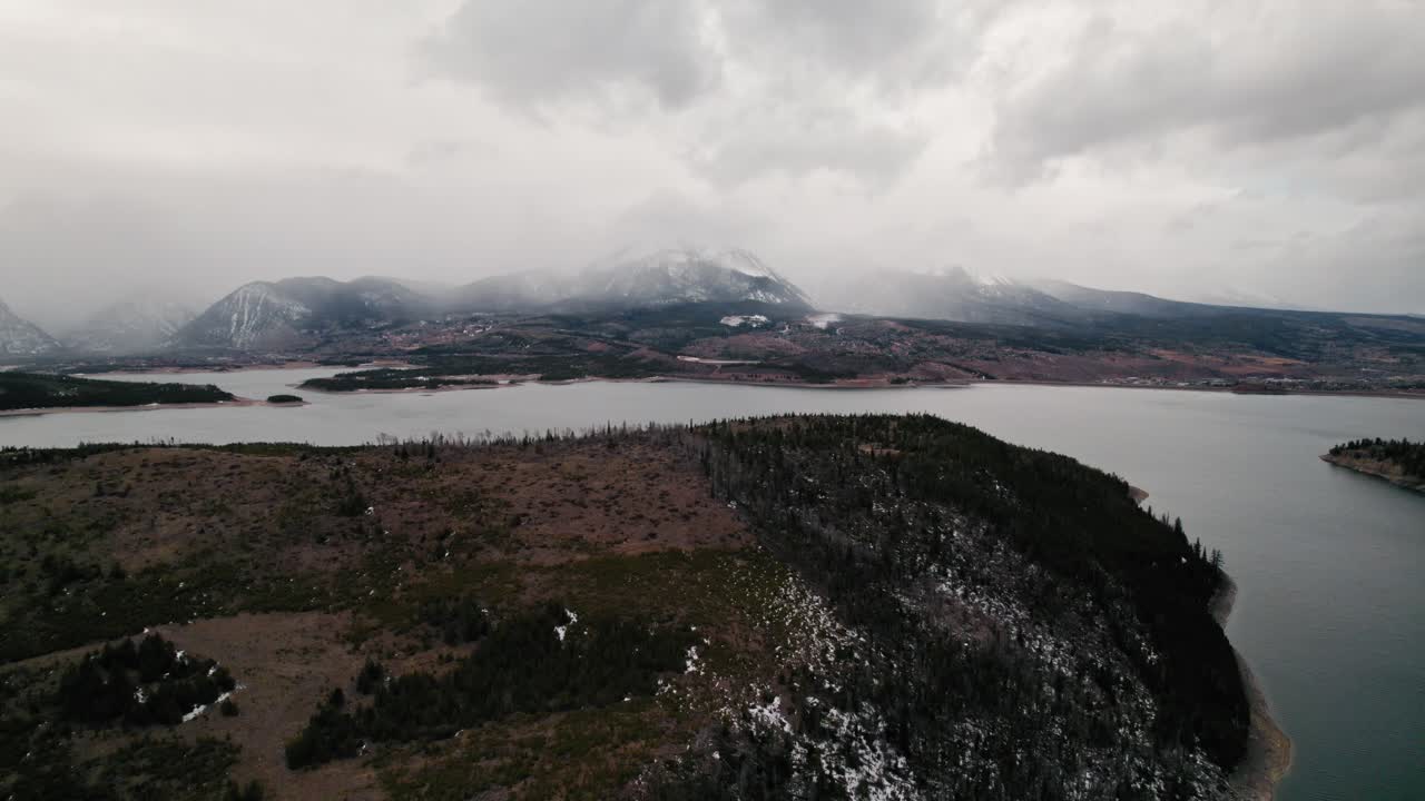 vista aérea de drones nublados y malhumorados que vuelan de regreso desde la colina junto al lago cerca del embalse de dillon de sapphire point, colorado en un día nublado