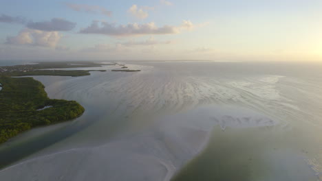 Drohnenansicht-Von-Wellen-Am-Strand-Mit-Blauem-Himmel-Und-Treibenden-Weißen-Wolken