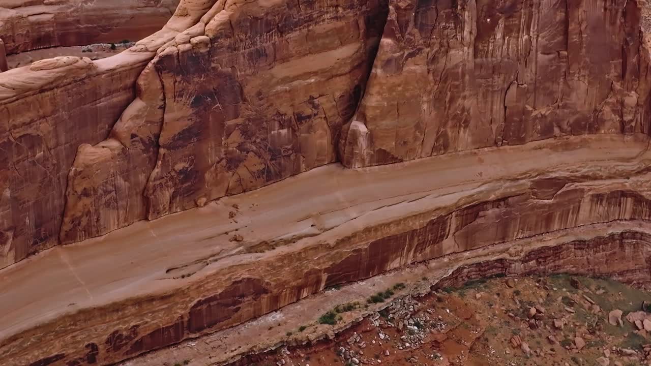 Esplora la Moab Valley nello Utah, con formazioni di roccia rossa e paesaggio arido