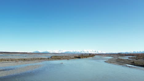 Fliegen-Sie-An-Einem-Ruhigen,-Kalten-Wintermorgen-Tief-Stromabwärts-über-Dem-Wunderschönen-Rakaia-Fluss---Weite-Landschaft,-Großer-Himmel-Und-Atemberaubende-Berge