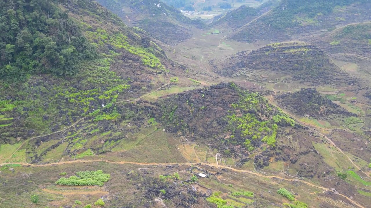 Veduta aerea con drone di un'ampia valle calcarea circondata da aspri pendii carsici e terreno montuoso al Passo Ma Pi Leng ad Ha Giang, Vietnam settentrionale.