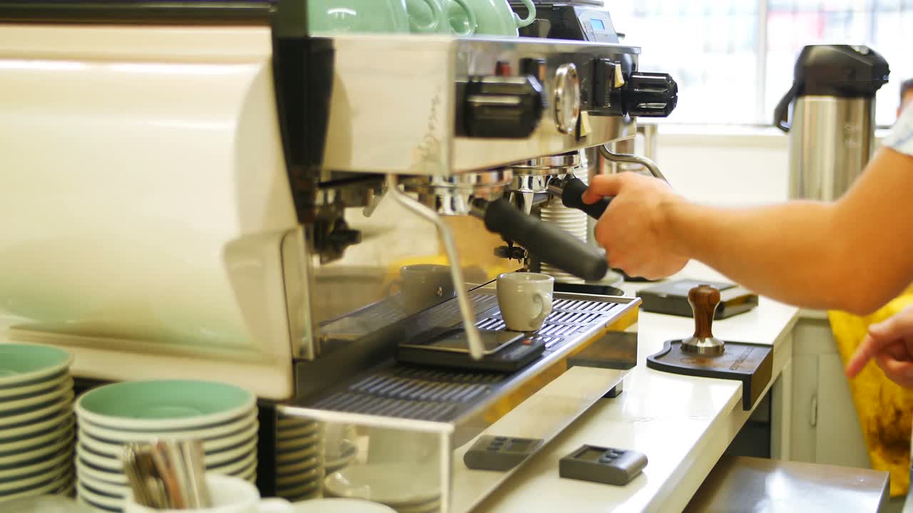 Uomo che prepara una tazza di caffè.