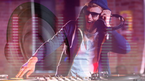 animación digital que muestra a un discotequista sonriente mezclando música en un pub 4k