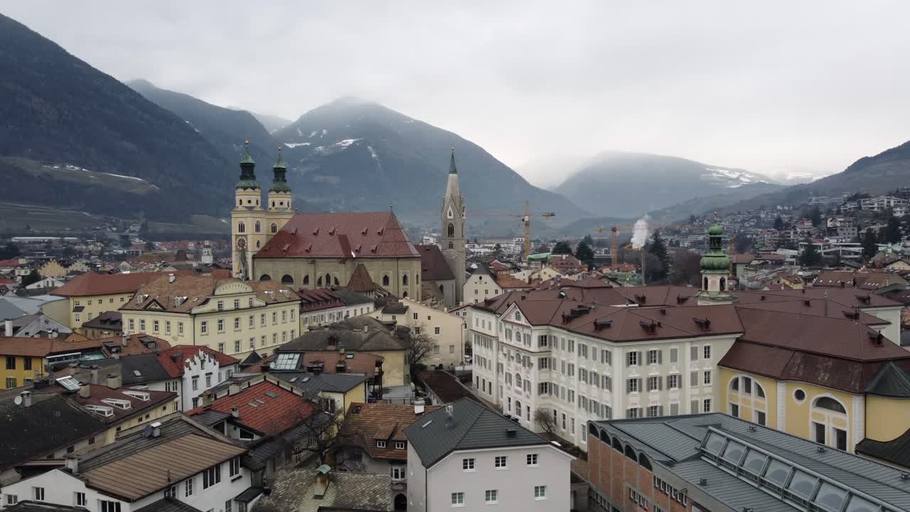 vista aérea de la ciudad de brixen, tirol del sur, italia
