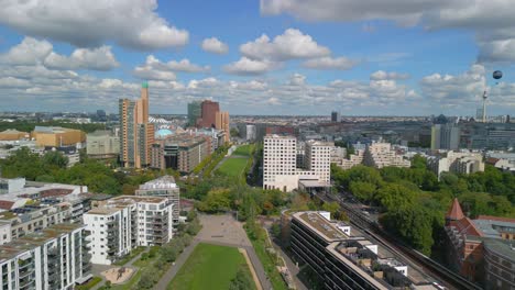 Wunderschönes-Luftbild-Flugpanorama-Gekrümmte-Drohne-Des-Potsdamer-Platzes-Im-Tilla-Durieux-Park-Berlin-Deutschland-Am-Sommertag-2022