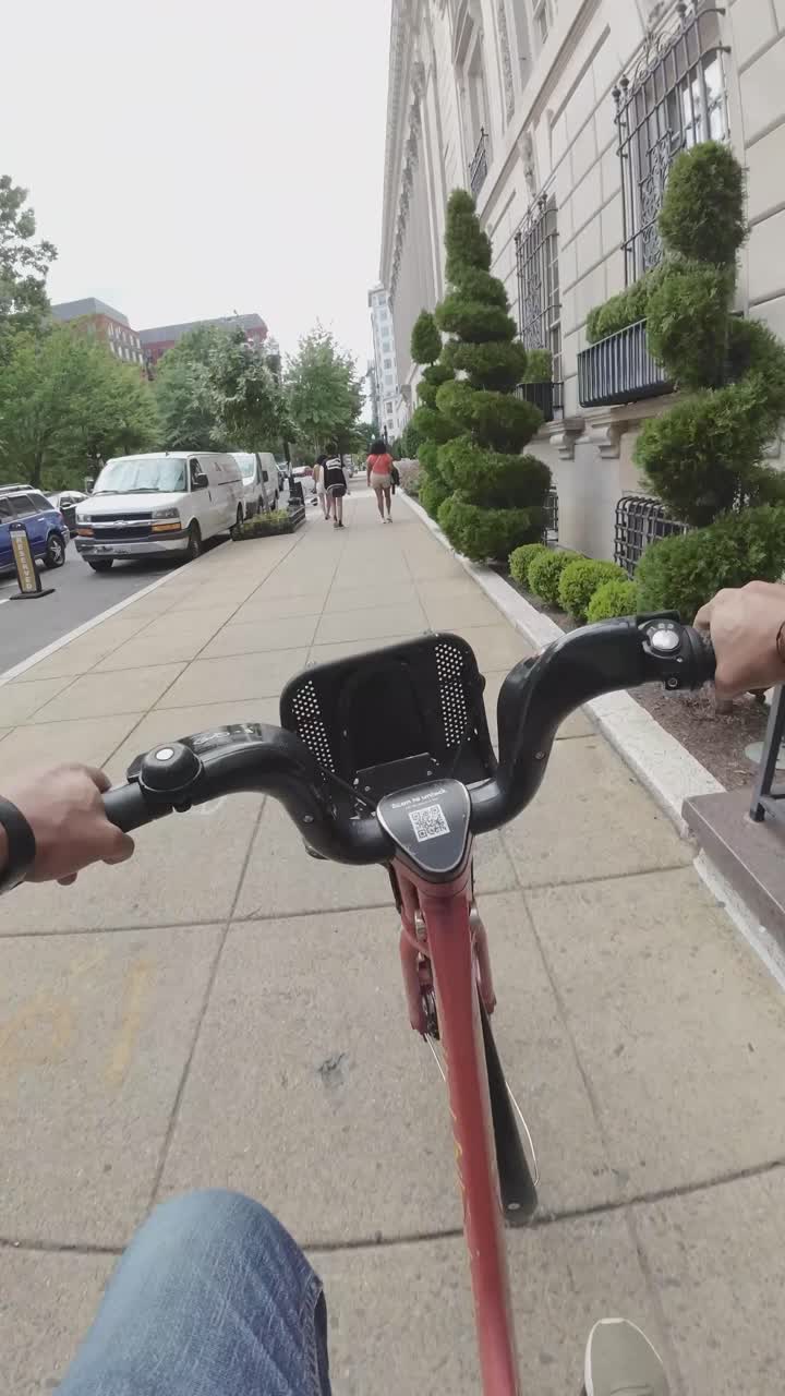 Perspectiva en primera persona de ciclista recorriendo una calle de la ciudad.