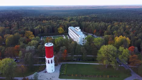 Kemeri-Water-Tower-With-Latvian-Flag-in-the-Kemeri-Resort-Park-in-Jurmala,-Latvia