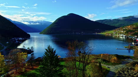 Vista-Aérea-Sobre-Un-Hermoso-Y-Colorido-Paisaje-Con-Vistas-Al-Valle-Con-Un-Lago-Azul-Y-Majestuosas-Montañas-En-El-Corazón-De-Noruega-Durante-Un-Inolvidable-Viaje-De-Verano