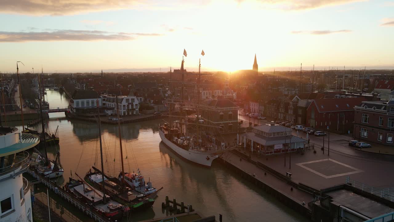 Luchtfoto van het historische zeilschip Bark Europa in de haven van Harlingen bij zonsopgang, Friesland, Nederland.