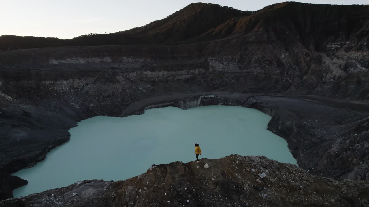 Droneoptagelse af en person med gul jakke, der går på toppen af Poas Vulkanen i Costa Rica