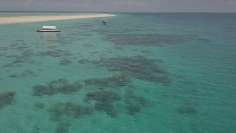 Los-Barcos-Turísticos-Anclan-Sobre-Los-Arrecifes-De-Coral-Frente-A-La-Isla-Pange,-Cerca-De-Zanzíbar.