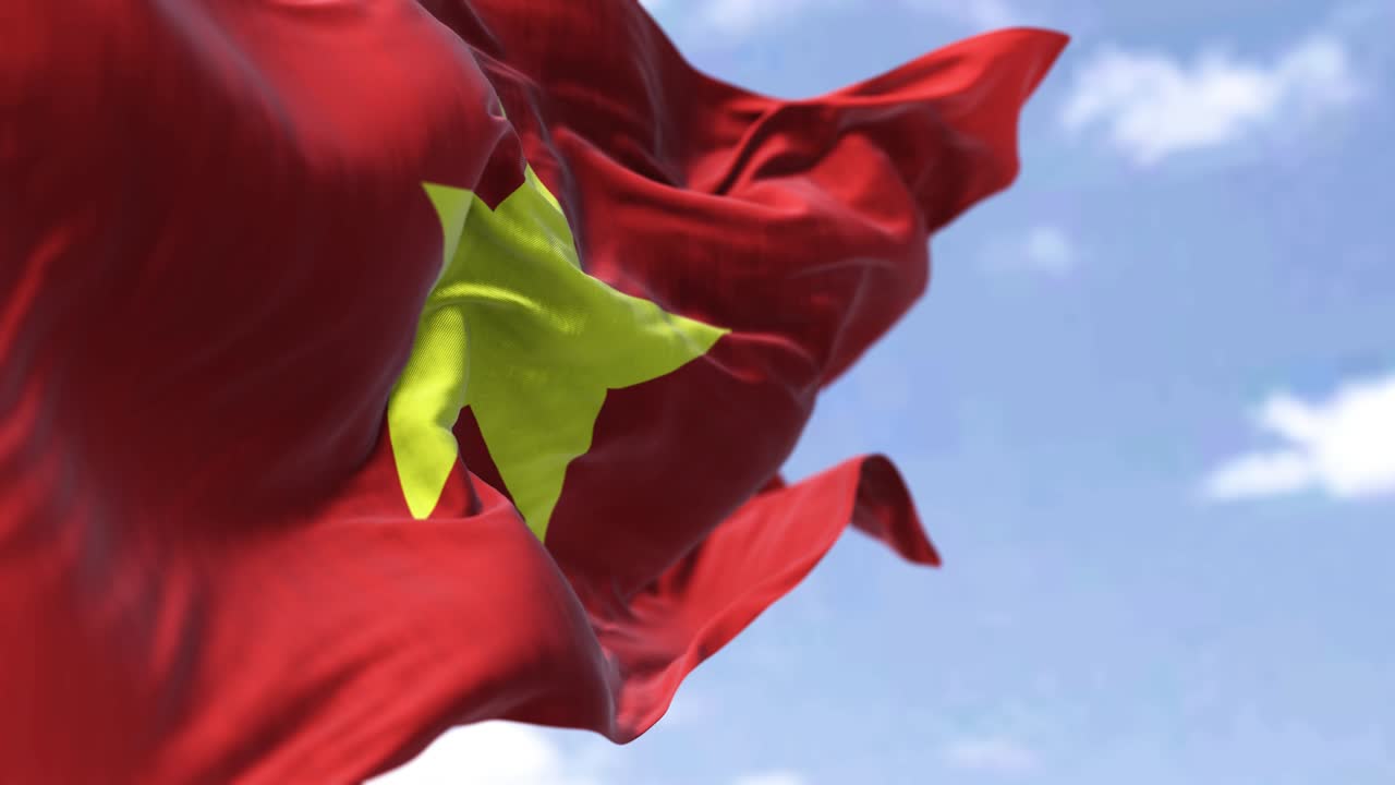 은 날 바람에 흔들리는 베트남 국기의 세부 사항.