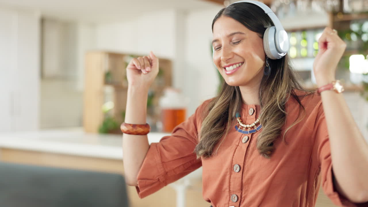 computadora portátil, música y mujer independiente en una cafetería