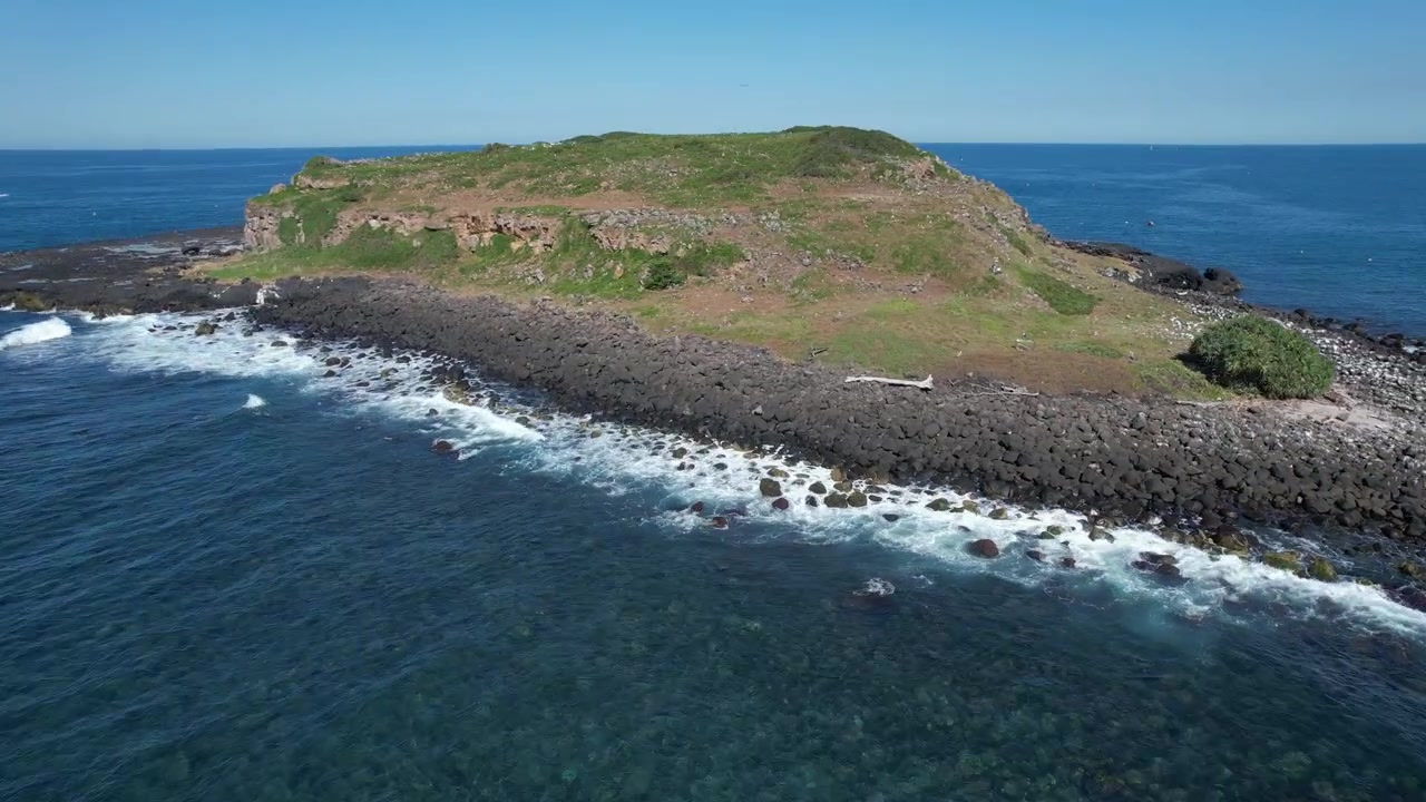 Isola Cook con costa rocciosa nel Mar di Tasman nel Nuovo Galles del Sud, Australia. - ripresa aerea