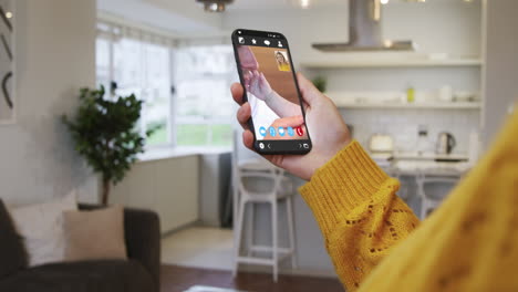 mujer teniendo una reunión de video en su teléfono inteligente en casa