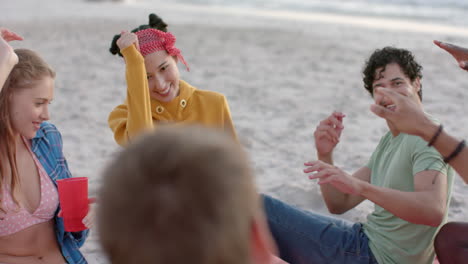 Eine-Bunt-Gemischte-Gruppe-Genießt-Einen-Tag-Am-Strand-Bei-Einer-Party