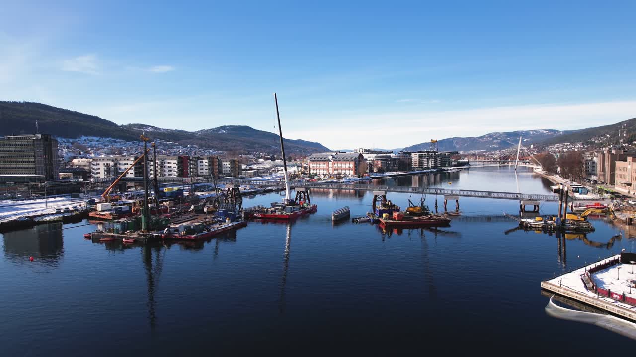 강 현장 2의 건설 장비 및 기계