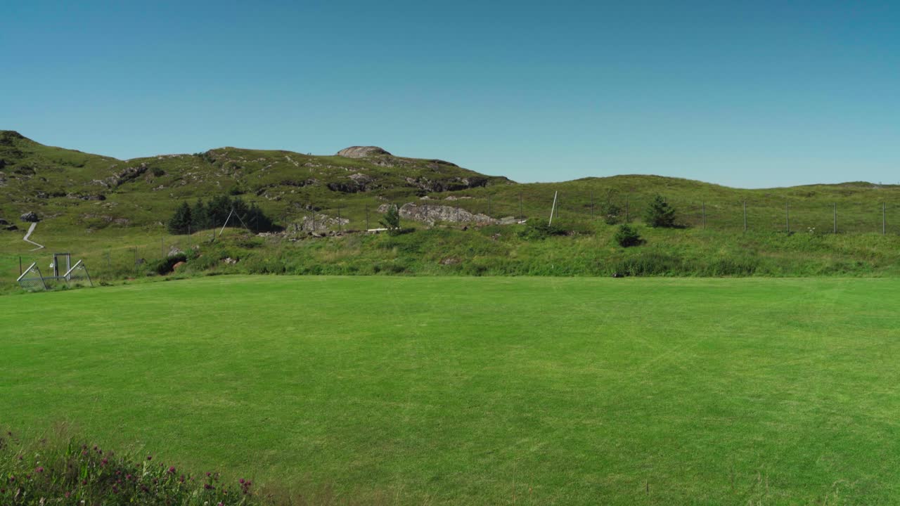 노르웨이 로번드(lovund)의 평화로운 화창한 날 녹지 풍경과 산