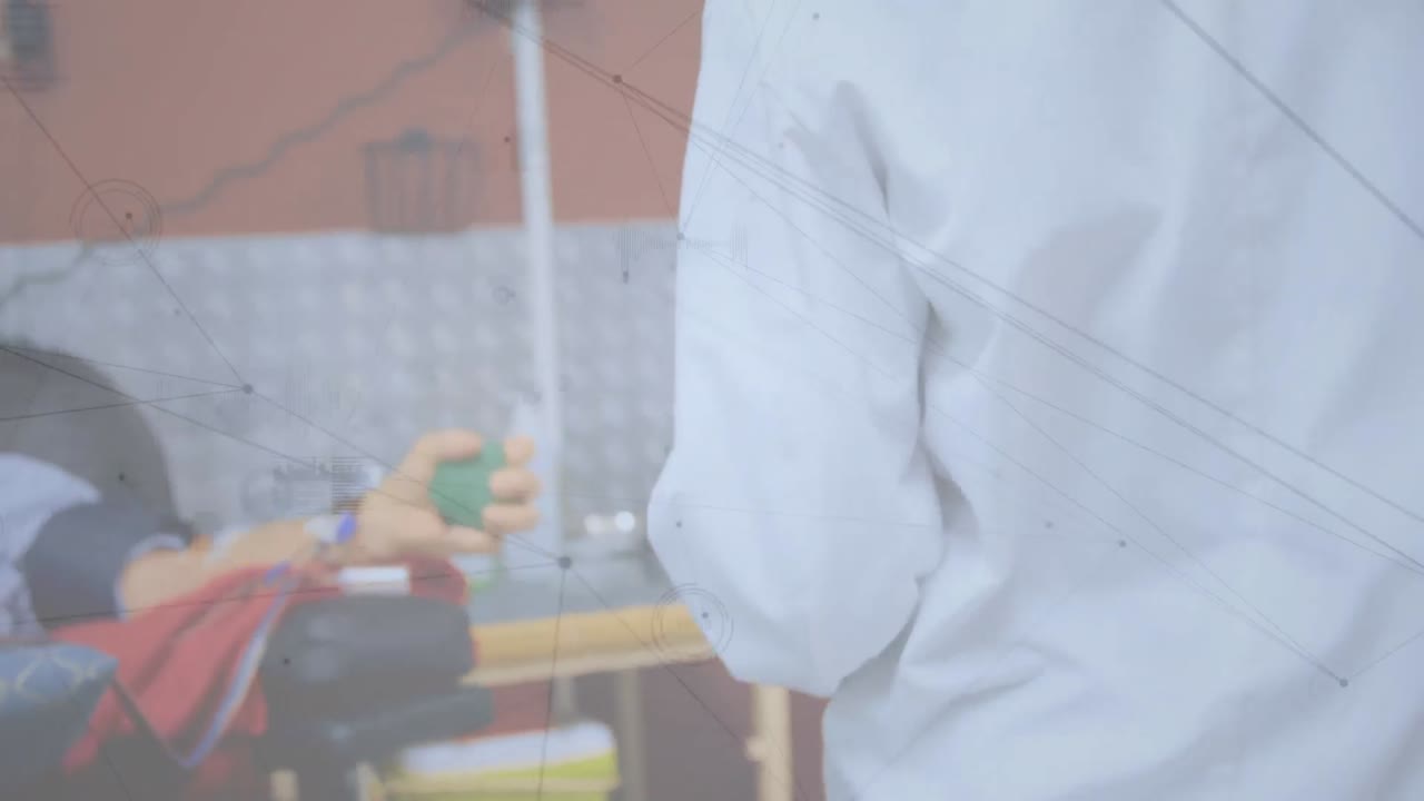 실험실에서 여성 양색 과학자에 대한 아이콘과 연결 네트워크의 애니메이션