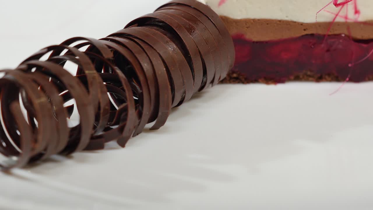 rizos de chocolate en un pastel en capas