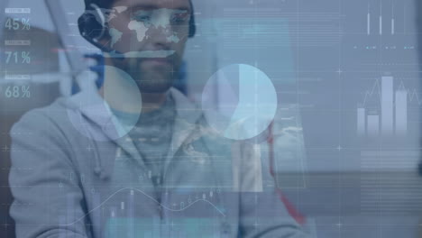 animación del procesamiento de datos financieros sobre un hombre caucásico usando una computadora portátil