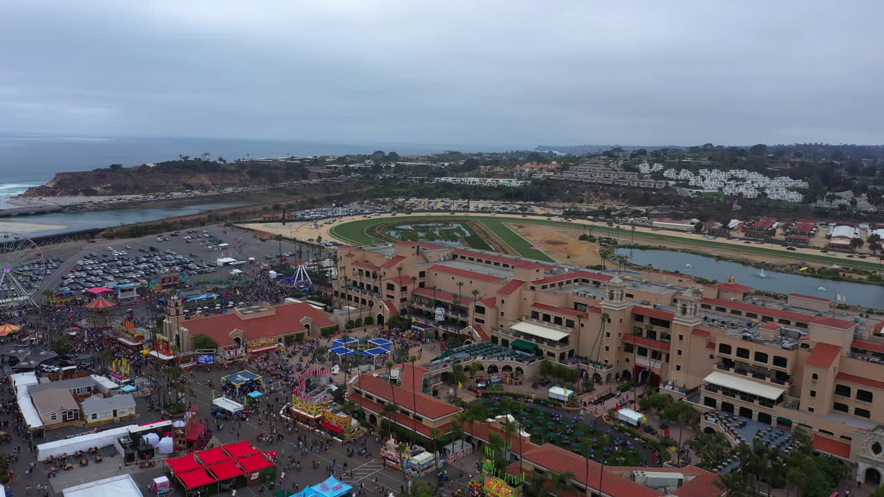 vista aérea de la multitud en el recinto ferial del mar y la pista de carreras en la playa de la ciudad de del mar en san diego, california