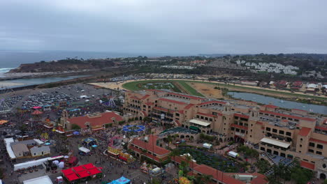 Vista-Aérea-De-La-Multitud-En-El-Recinto-Ferial-Del-Mar-Y-La-Pista-De-Carreras-En-La-Playa-De-La-Ciudad-De-Del-Mar-En-San-Diego,-California