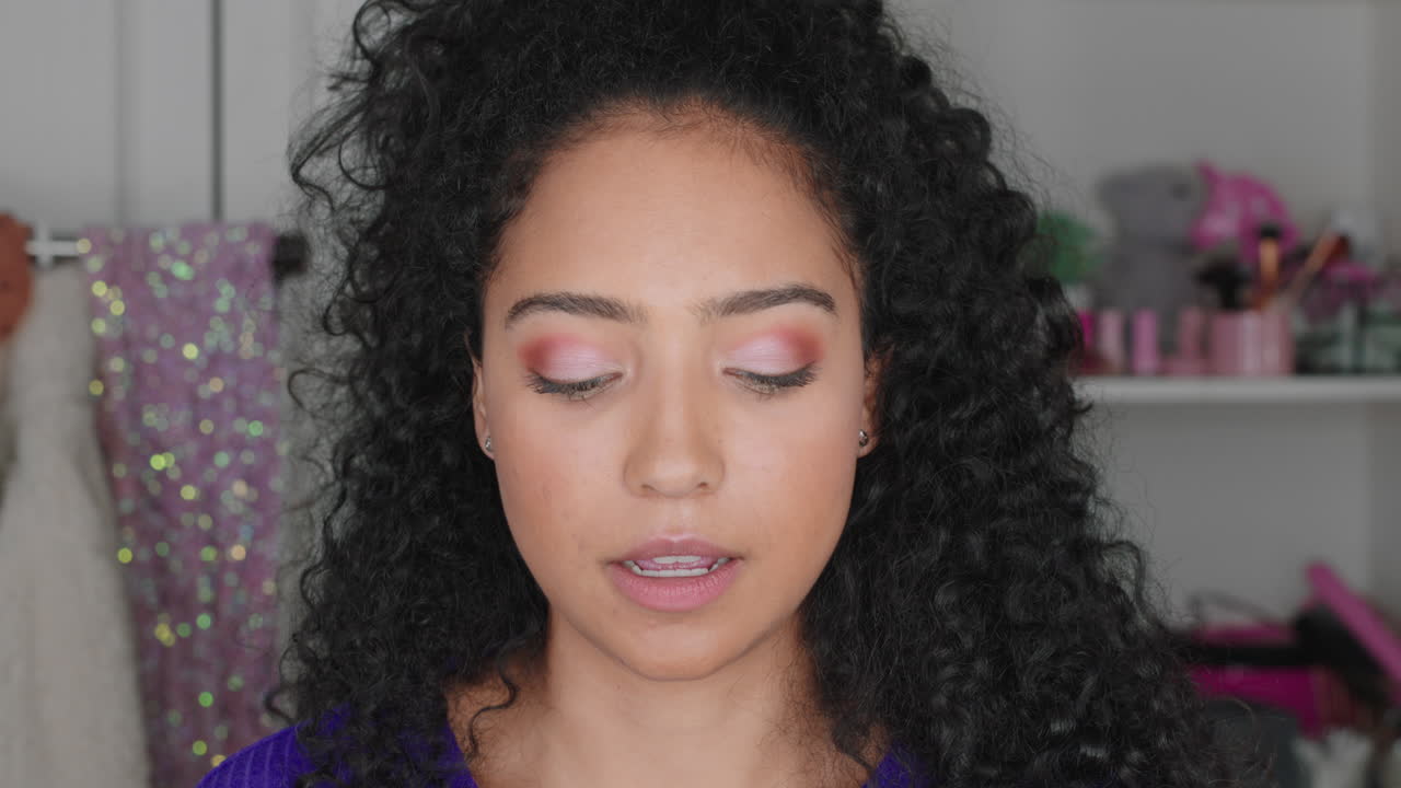 hermosa adolescente vlogger filmando tutorial de maquillaje compartiendo video de belleza disfrutando de las redes sociales influyente grabando vlog en casa