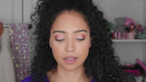 hermosa adolescente vlogger filmando tutorial de maquillaje compartiendo video de belleza disfrutando de las redes sociales influyente grabando vlog en casa
