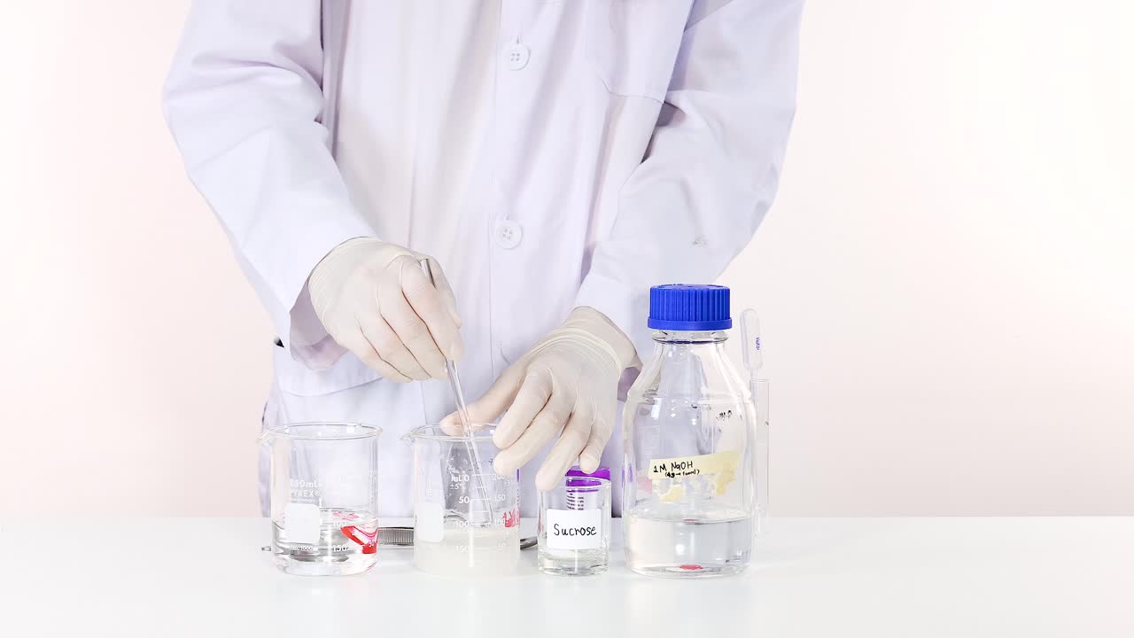 científico que agita sustancias en un entorno de laboratorio