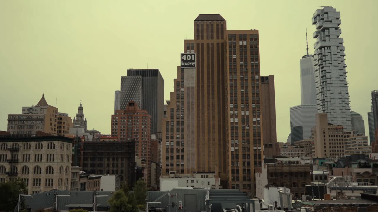 Ripresa aerea in movimento di New York City con grandi edifici e grattacieli. Panorama urbano di una città