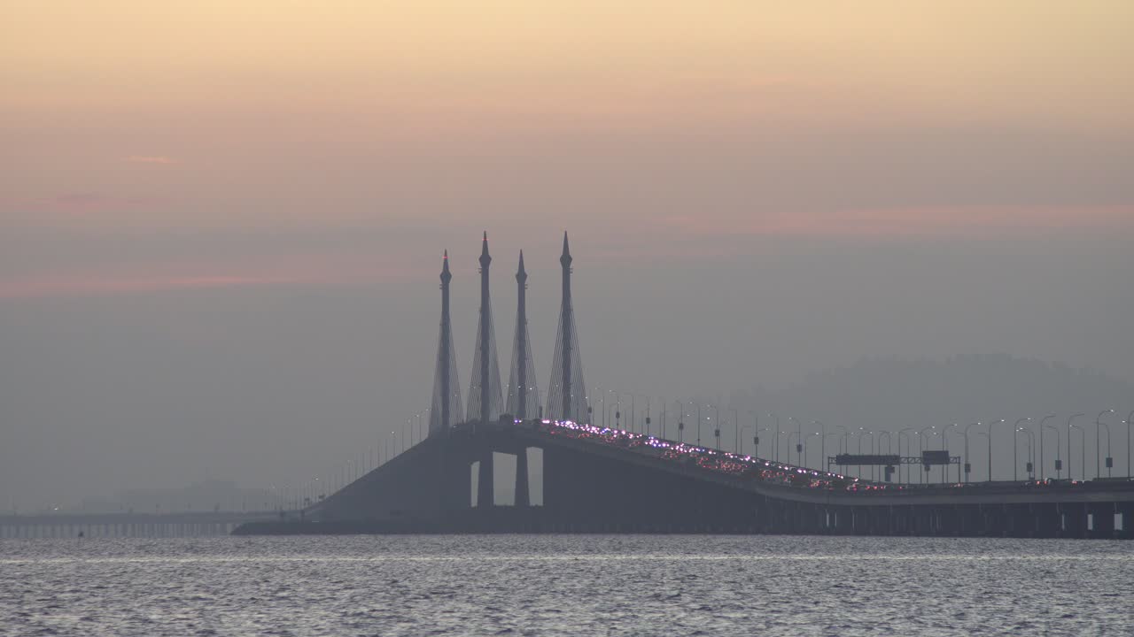 페 다리에서 교통체증이 생겼습니다.