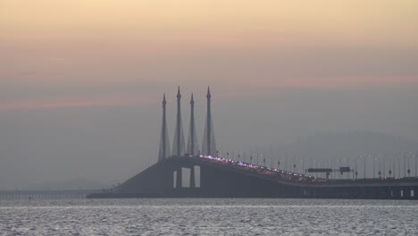 el atasco de tráfico en el puente de penang.