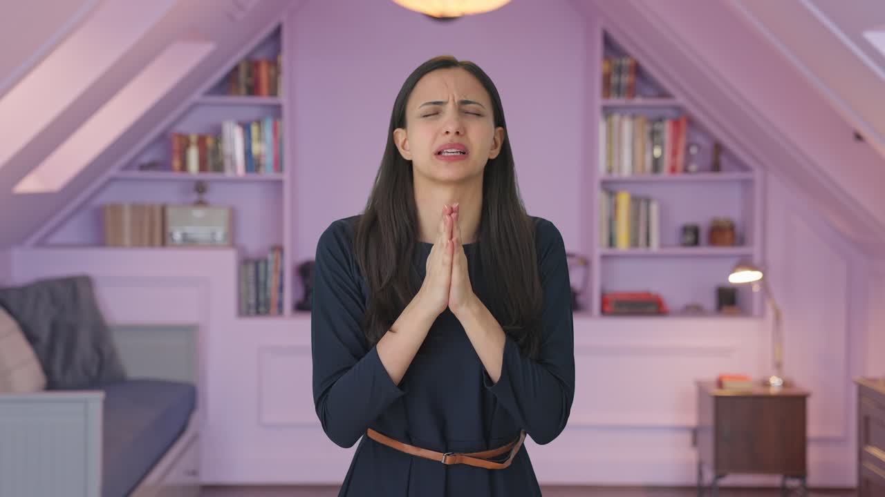Ragazza indiana religiosa che prega Dio