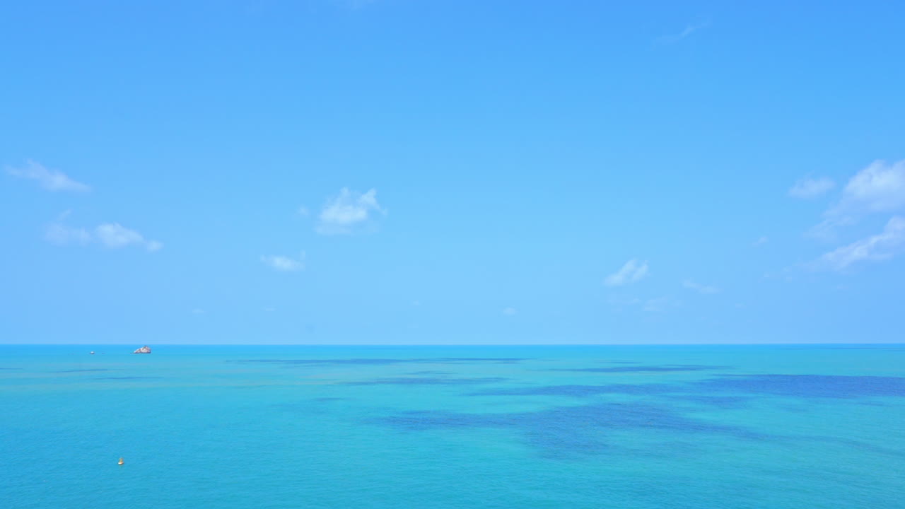 화창한 여름날 스카이라인에 작은 보트가 있는 푸른 하늘과 청록색 열대 바다, 풀 프레임