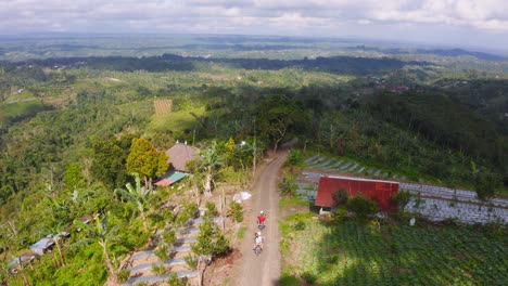 Vista-De-Pájaro-De-Los-Residentes-Montando-Scooters-En-Las-Tierras-Altas-Del-Campo-En-Asia