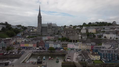 vista aérea de la catedral de st. colman en el puerto de cobh