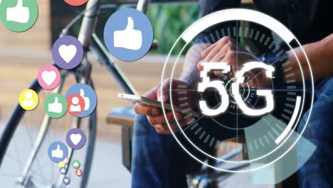 스마트 폰을 사용하는 사람에게 맞춰 움직이는 원과 디지털 아이콘에 5g 텍스트