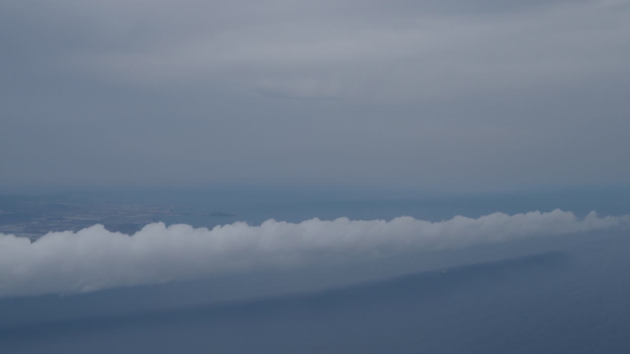 avión vuela por encima de las nubes