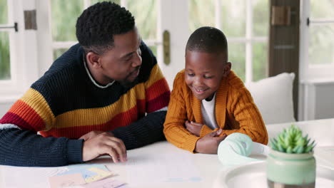 Familia-Negra,-Lectura-Y-Padre-Con-Hijo