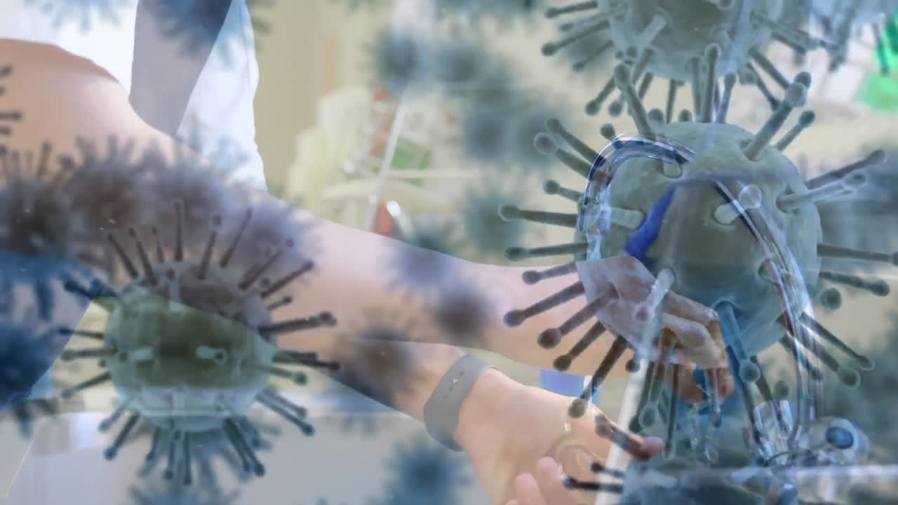 animación de un macro coronavirus células covid-19 extendiéndose sobre un hombre lavándose las manos