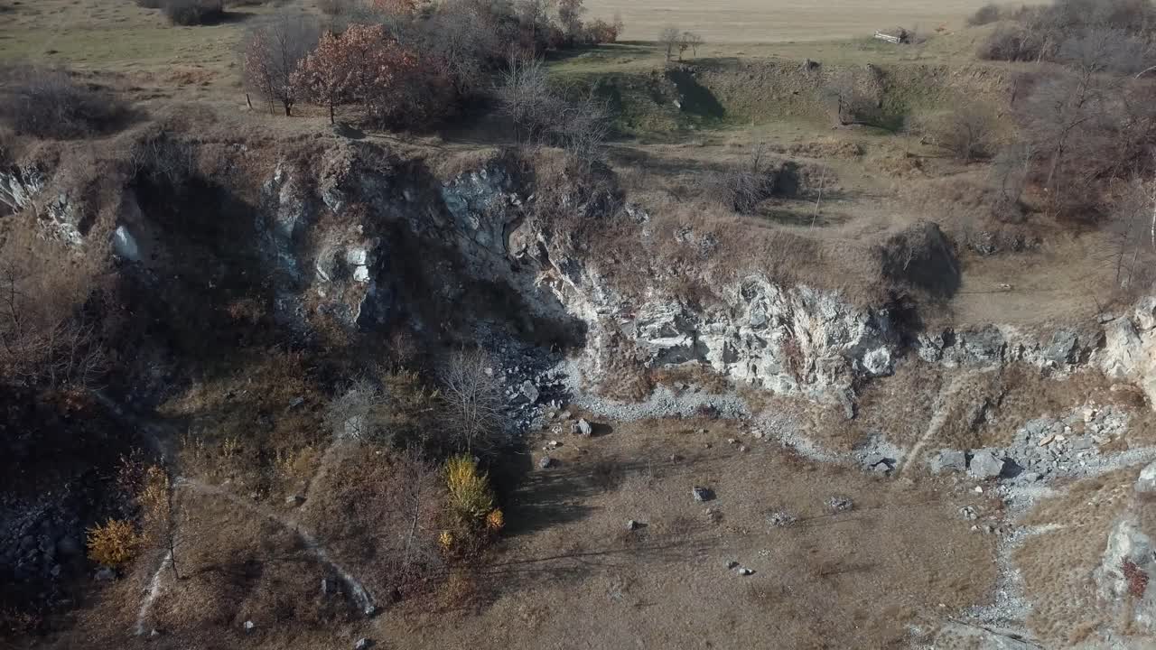 una vista de órbita aérea de colinas rocosas de pico alto sin vegetación