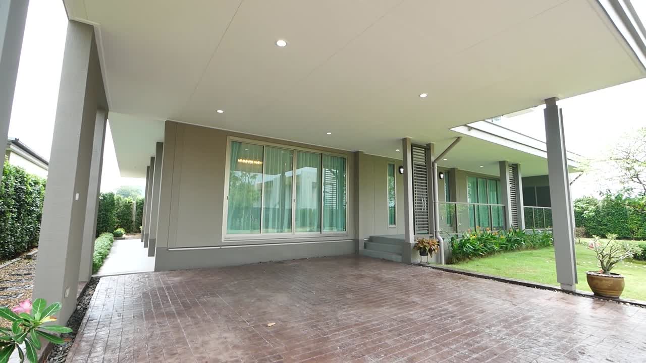 現代的なベージュホーム エクステリアデザイン