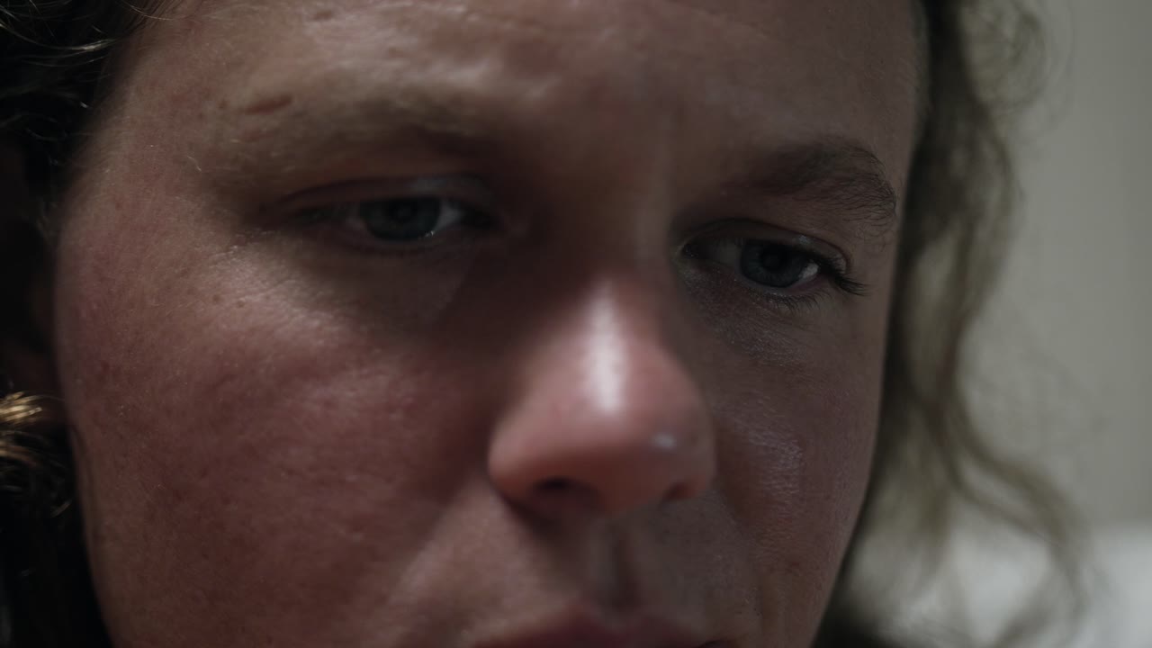 primer plano de los ojos de un hombre emocional en prisión mientras lee una biblia