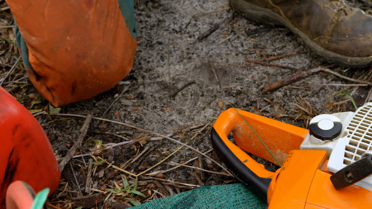 leñador alimentando sus herramientas 4k
