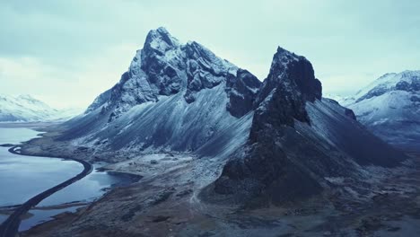 Verschneite-Berge-Vor-Bewölktem-Himmel