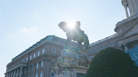 das denkmal im innenhof der budaer burg in budapest, ungarn