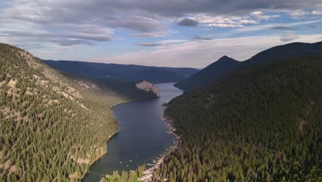 Paul-Lake:-Vista-Desde-Un-Dron-De-Una-Joya-Salvaje-Canadiense