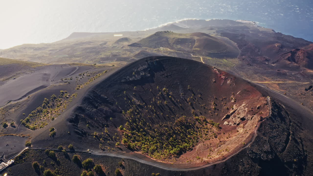 스페인 카나리아 제도 라팔마 섬에 있는 산 안토니오 화산 위를 날아다니며 화산의 크레이터와 화산의 험난한 풍경을 볼 수 있습니다.