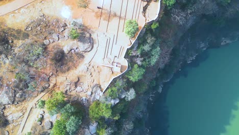 las cascadas de rajdari y devdari se encuentran dentro del exuberante santuario de vida silvestre de chandraprabha vista desde un avión no tripulado